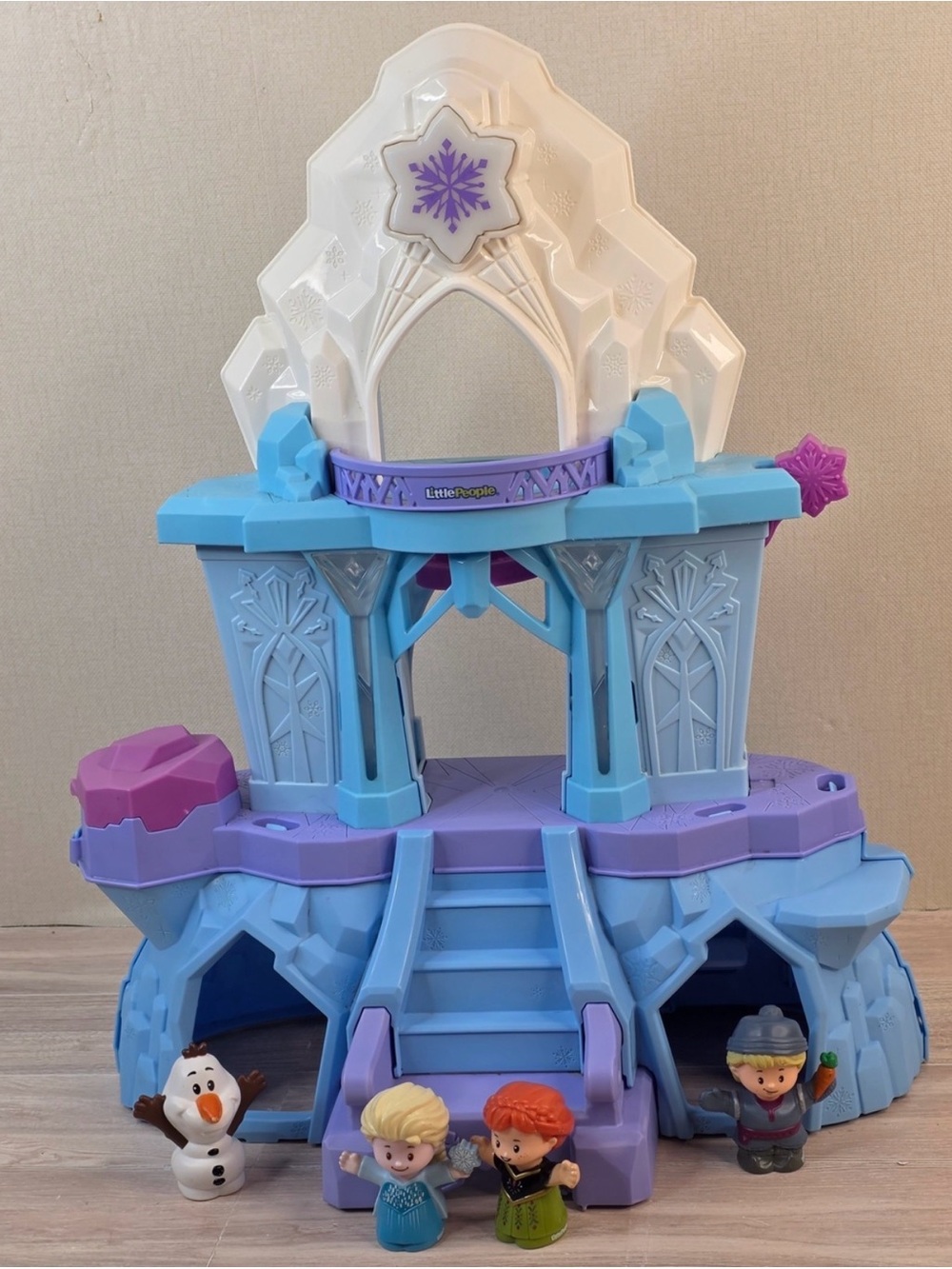 Frozen Little People castle and 4 characters. Lights up and plays music!